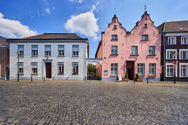 Tourist Information, Schwalm-Nette nature park Park Center, Old Town, Historic City Center, Historic Building House Püllen, Façade with Windows and Wall Anchors, Tail Gable, Street, Paving Stones, Blue Sky, Cumulus Clouds, Feldstraße, Wachtendonk, Kleve District, North Rhine-Westphalia, Germany
