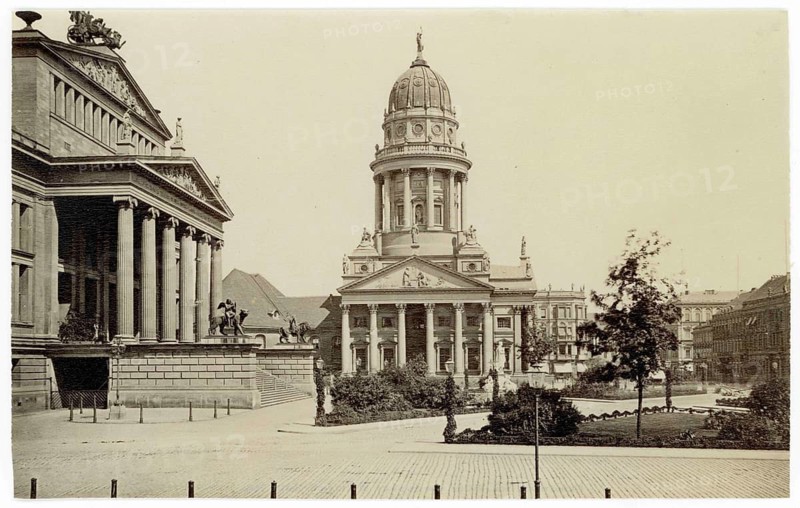 Gendarmenmarkt, French Cathedral, Deutsches Schauspielhaus, historic church with large dome in an urban area, Berlin, around 1900, Sophus Williams
