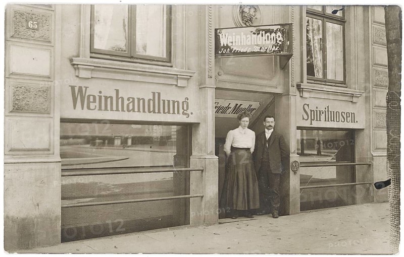 Hamburg, Hoheluftchaussee 65, shop, sale, wine shop, spirits, cellar shop, couple in front of an old wine shop with decorative façade elements, 1911