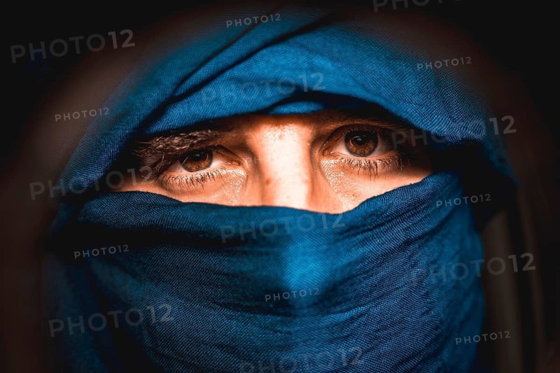 Look that simulates a blue cloth covered Berber in the desert of Merzouga in Morocco