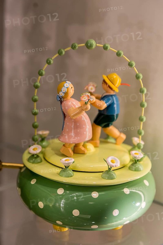 Music box with flower children on display in the Wendt & Kühn world in Grünhainichen, Erzgebirge, Saxony, Germany