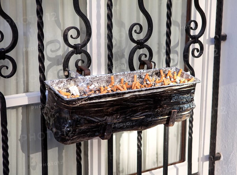 Flower box as an ashtray outside at a bar, smoking bans, North Rhine-Westphalia, Germany, Europe, Blumenkasten als Aschenbecher draußen an einer Kneipe, Rauchverbot, Nordrhein-Westfalen, Deutschland, Europa