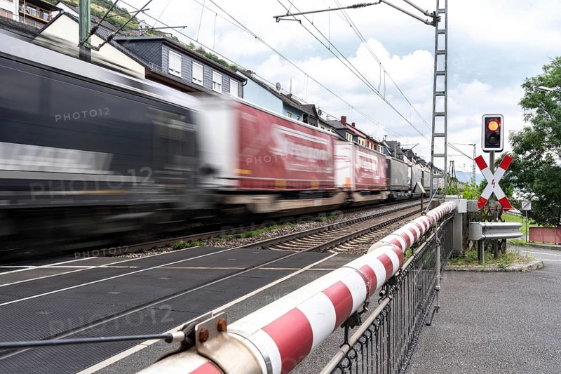 Upper Middle Rhine Valley, railway line on the right bank of the Rhine, goods train line, up to 400 freight trains run here within 24 hours, on both sides, through the Rhine Valley, directly through villages and close to buildings, level crossing, near the village of Lorch, Hesse, Germany