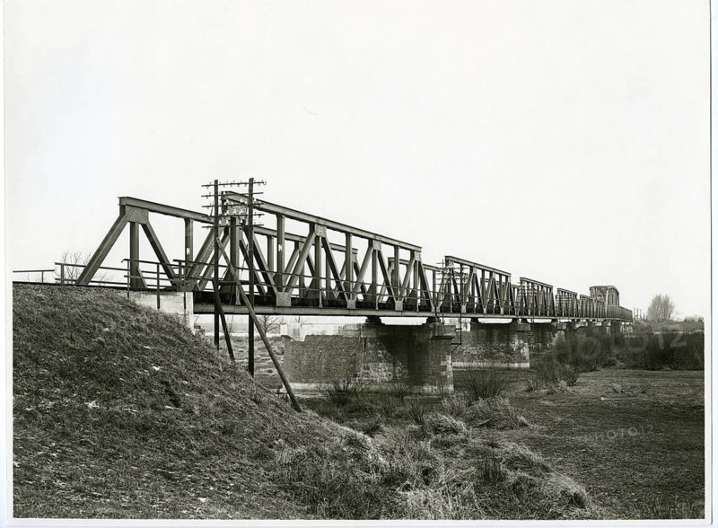 Oder Bridge, Oder, Neurüdnitz, Siekierki, Bienenwerder, Poland, Europa-Brücke, Lange Metallbrücke spans a fallow landscape. Industrial and minimalistic charm built in 1930