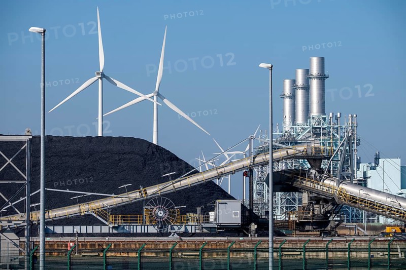 The gas and steam combined cycle power plant, GuD, Magnum, with 1410 MW output, gas power plant with 3 blocks, powered by natural gas, can also be operated with hydrogen, coal storage at the Eemshaven coal power plant, Eemshavencentrale, both operated by RWE Generation, one of the 3 large power plants in the Eemshaven energy park, Groningen province, the Netherlands