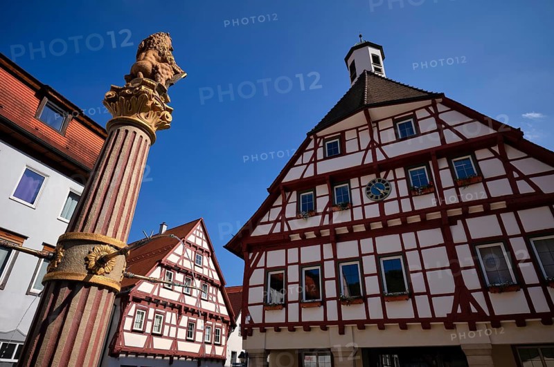Market fountain, Württemberg lion with coat of arms, town hall, half-timbered houses, old town, Blaubeuren, Swabian Jura, Baden-Württemberg, Germany