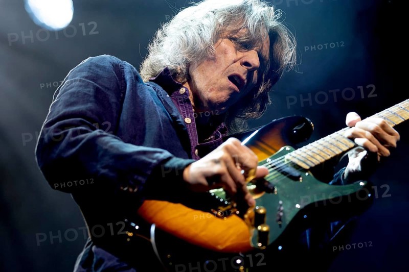 Terence Reis, singer and guitarist of The Dire Straits Experience, live on Shiver In The Dark World Tour 2025 at Berlin's Columbiahalle on 2 April 2025