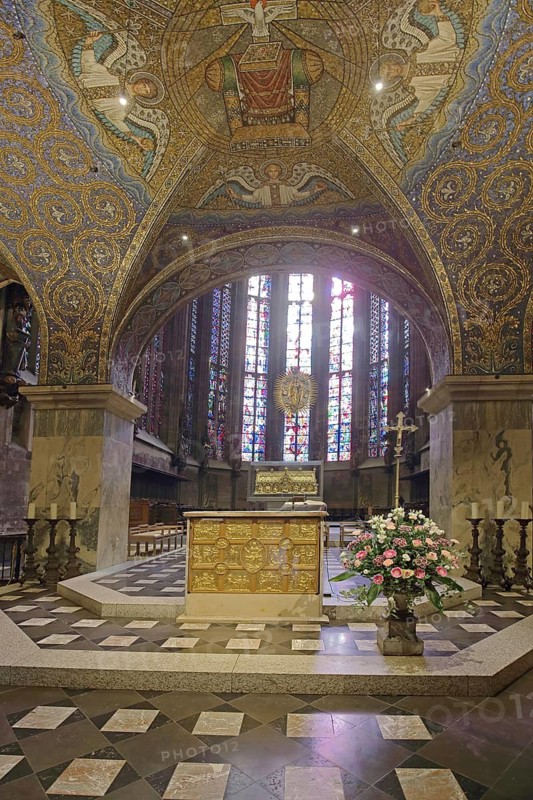 Choir with Charles Shrine and colorful church windows, ornaments, wall mosaic, handicrafts, UNESCO Aachen Cathedral, St. Marien Cathedral, Old Town, Aachen, Eifel, North Rhine-Westphalia, Germany