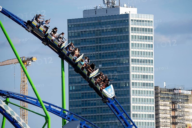 Rheinkirmes in den Rheinwiesen in Düsseldorf-Oberkassel, Alpina Bahn rollercoaster, behind Mannesmann skyscraper, North Rhine-Westphalia, Germany