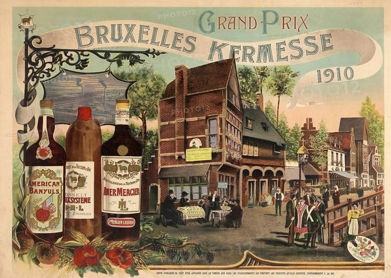 Advertising poster, beverage advertisement, advertising poster by Pierre Sauvage for the Grand Prix Bruxelles Kermesse from 1910, shows scenes of Belgian folk festivals. In the foreground, there are detailed illustrations of wine and liquor bottles from the American Banyuls and Mercier brands. The background depicts a charming street scene with half-timbered houses, cafés and people in historic clothing, Belgium, authentic reproduction of a historic advertising poster, advertising sign, in high resolution