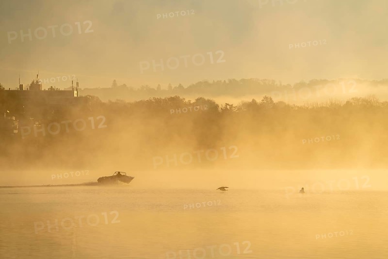 Sunrise, autumn atmosphere at Lake Baldeney, near Haus Scheppen, in Essen, Motorboat, North Rhine-Westphalia, Germany