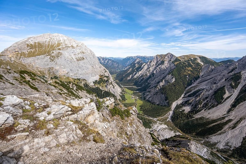 View of Falzthurntal with Sonnjoch summit, from the summit of Hanhkampl, Karwendel Mountains, Alpenpark Karwendel, Tyrol, Austria