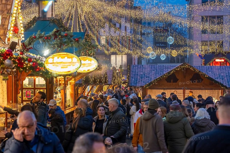 Pre-Christmas time, visitors to de, Christmas market in downtown Essen, on Kennedyplatz, the market is already opening in mid-November, Christmas lights, Essen Light Weeks, North Rhine-Westphalia, Germany