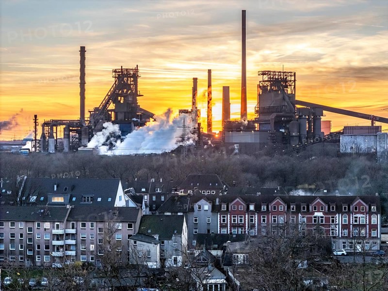 Blast furnaces Schwelgern 1 and 2, residential buildings in Duisburg-Marxloh, ThyssenKrupp Steel, sunset, Duisburg, North Rhine-Westphalia, Germany