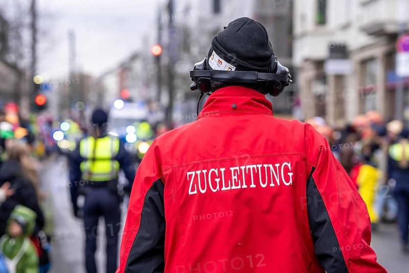 Rose Monday procession in Düsseldorf, emergency services accompany the move, in some cases heavy rain, train management, organizes, steers the move, North Rhine-Westphalia, Germany