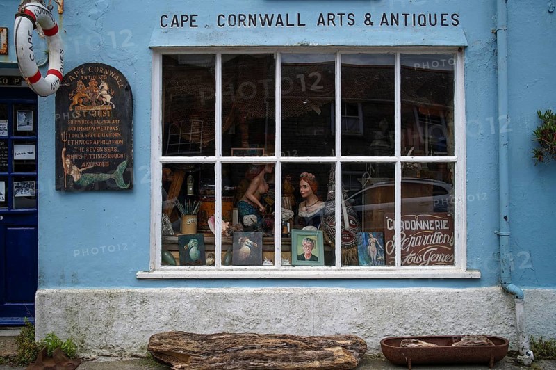 Art, kitsch and antiques in a shop window, antique shop, St Just in Penwith, Cornwall, England, Great Britain