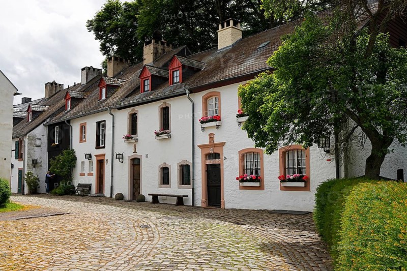 Historic houses, romantic alley, Burgbering in Kronenburg, Euskirchen district, Eifel, North Rhine-Westphalia, Germany
