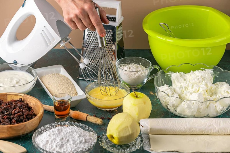 Preparation for making strudel with curd, apples, raisins, yogurt, puff pastry and sugar