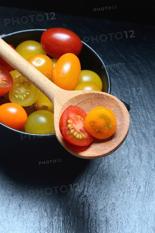 Various cherry tomatoes in pots, cherry tomato