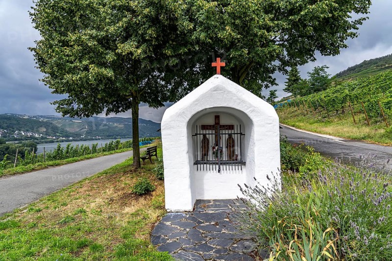 Upper Middle Rhine Valley, wayside chapel in the Kapellenberg vineyard near Lorch, Hesse, Germany