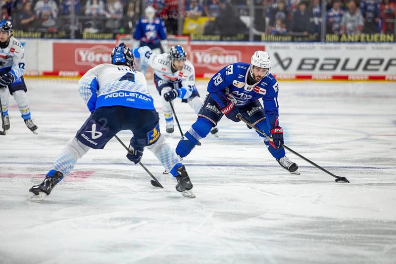 DEL, German Ice Hockey League 2024/25 season, matchday 44: Adler Mannheim v ERC Ingolstadt***hatch Esposito (19, Mannheim) takes a shot on goal to equalise at 1:1