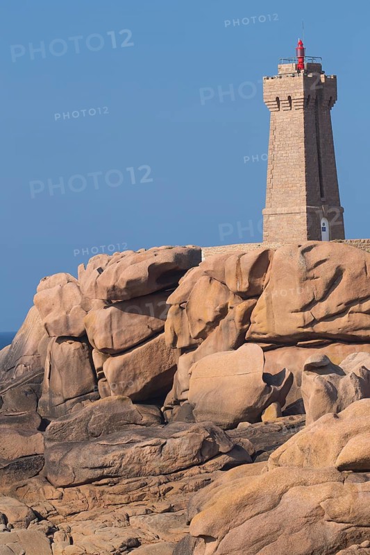Lighthouse Mean Ruz at Ploumanac'h, Côtes d'Armor in the evening light