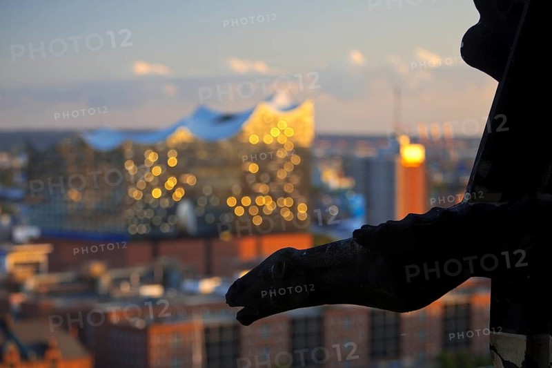 View from the St Nikolai memorial to the blurred Elbphilharmonie in the evening light, Hamburg, Germany