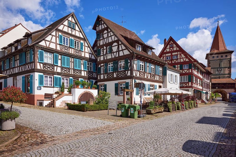 Half-timbered houses on Victor-Kretz-Strasse and the Obertorturm town gate in Gengenbach, Black Forest, Ortenaukreis, Baden-Württemberg, Germany