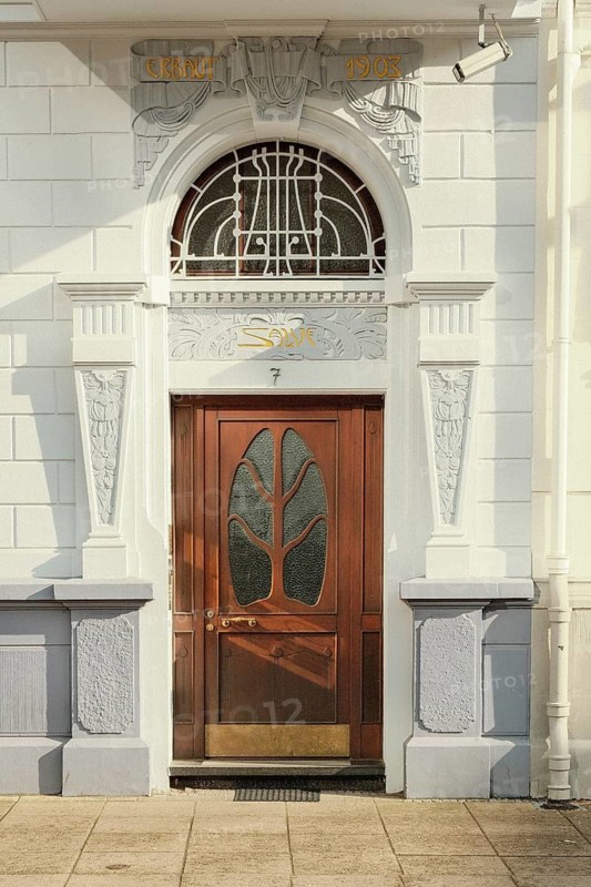 View of a front door of an old building in daylight, entrance door, wooden door, old, old building, detail, architecture, architectural detail made of wood, exterior, building, detail, entrance, entrance door, daylight, locked, access, Hanover, Lower Saxony, Germany