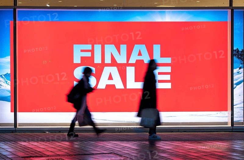 Final Sale, Clothing department stores' on Schadowstraße, large poster in the shop window advertising the winter sale, rainy weather, Düsseldorf, North Rhine-Westphalia, Germany