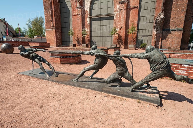 Sculptures, tug-of-war group by Karl Henning Seemann 1985-1987, on the former square of the nave of St Mary's Church, Wismar, Mecklenburg-Western Pomerania, Germany