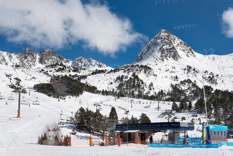 Winterliches Skigebiet in den Bergen von Andorra mit Sesselliften und schneebedeckten Gipfeln unter blauem Himmel, Skigebiet, Grandvalira Skiresort, Pas de la Case, Pyrénées-Orientales, Encamp, Fürstentum Andorra, Pyrenäen