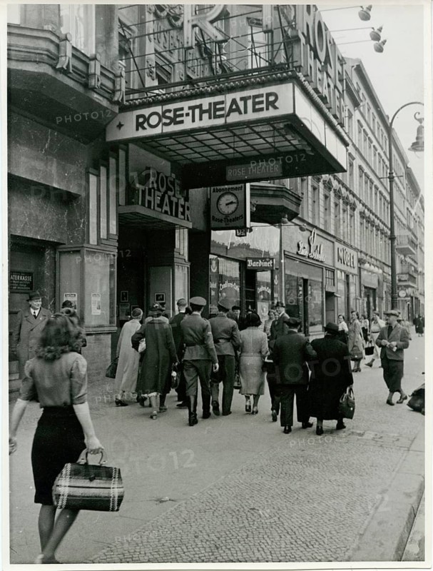 Rose Theater, Großen Frankfurter Straße 132, Berlin, Friedrichshain, people enter a theatre in a busy city street of the 1950s, theatre for the taste of the middle and small middle classes., around 1935