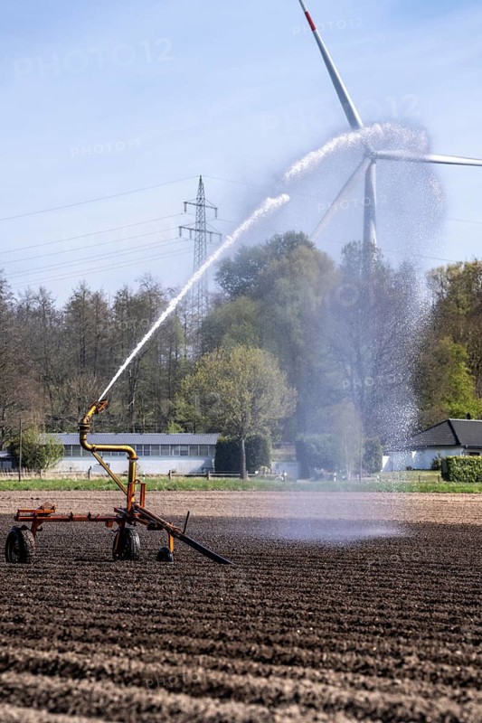 Artificial irrigation of a potato field in April, with a sprinkler system, long drought in spring makes this necessary, for the total of 7.5 hectares 3 full days are needed to get the necessary moisture for the freshly sown potato plants, south of Straelen, Lower Rhine, North Rhine-Westphalia, Germany