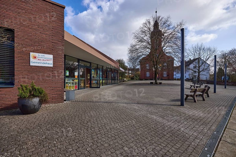 Parish hall, Evangelical Lutheran Church Alt-Garbsen, lanterns, benches, blue sky with cumulus clouds, Calenberger Straße, Garbsen, Hanover Region, Lower Saxony, Germany