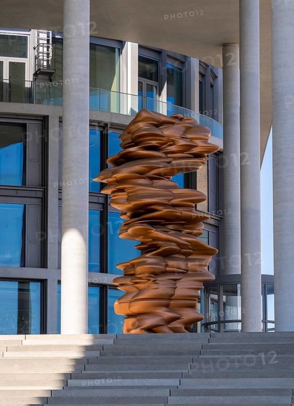 Bronze sculpture by Tony Craag at the entrance to the completed Elisabeth Lüders House on Luisentrasse corner Schiffbauerdamm in Berlin's Regeirungsviertel, Germany
