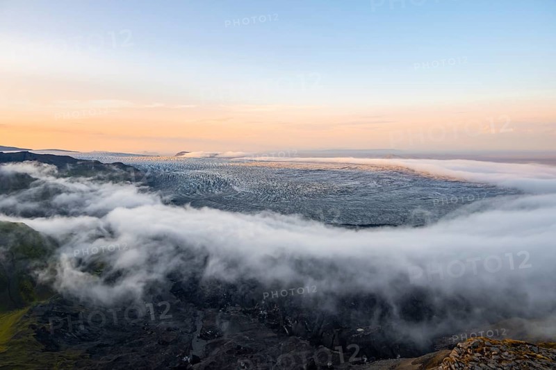 Fog, clouds moving around, glacier ice of the Kötlujökull glacier tongue at sunset, Myrdalsjökull glacier, Pakgil, Iceland