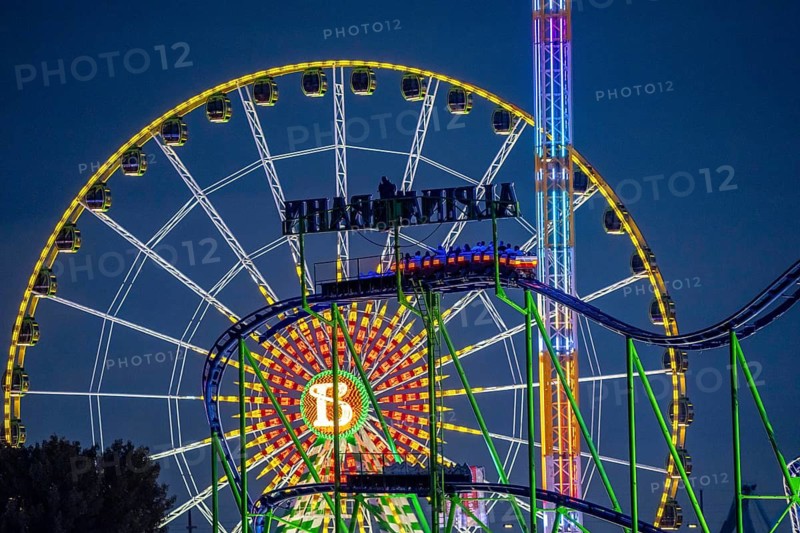 Rhine fair in the Rheinwiesen in Düsseldorf-Oberkassel, rides in the evening, with lots of lighting, Hangover The Tower, free fall tower, Ferris wheel, Alpina Bahn, rollercoaster, North Rhine-Westphalia, Germany