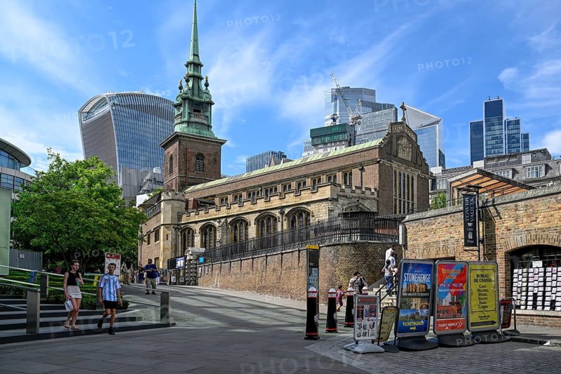 All Hallows-by-the-Tower church in front of the skyscrapers of the Broadgate district, banking district, City of London, London, England, Great Britain, Great Britain