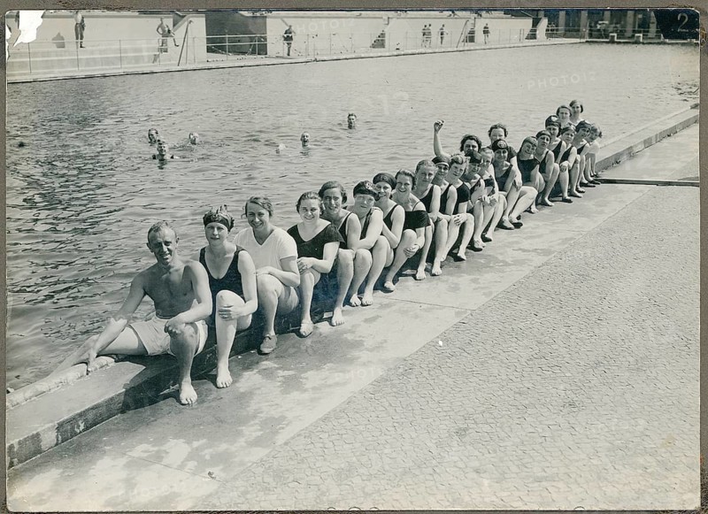 German Stadium, Schwimmstadion, Berlin Grunewald, German University of Physical Exercises, female swimmers, sports instructors and woman sitting at the edge of a swimming pool in bathing suits, Gerhard Riebicke, around 1930