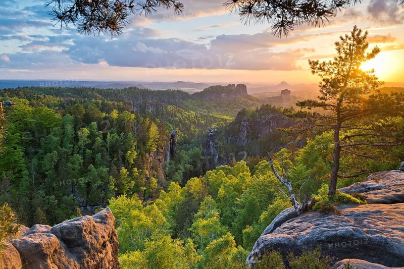 View from the Carola Rock over the Elbe Sandstone Mountains with Schrammsteine, Falkenstein, Königstein and Lilienstein, sunset in the Saxon Switzerland National Park, Saxony, Germany