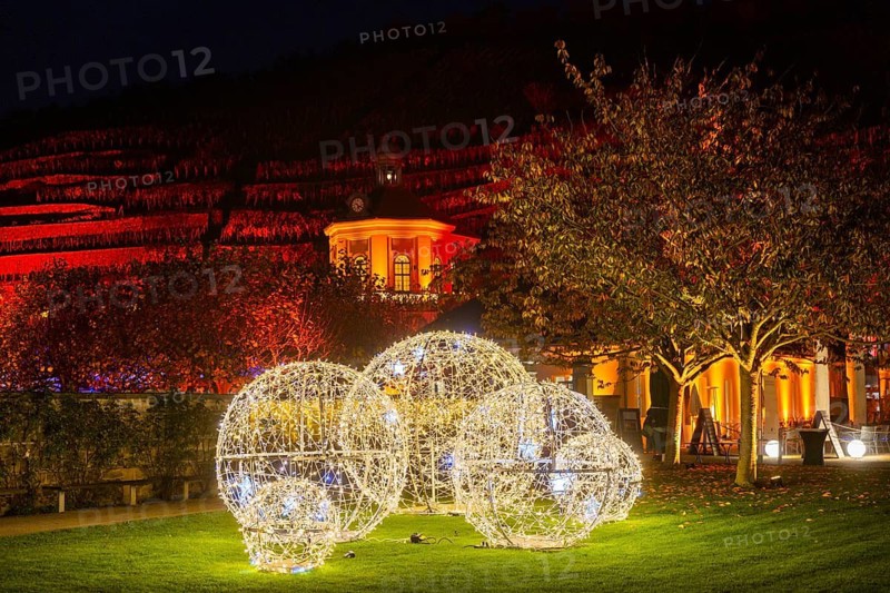 Adventure winery to shine in special splendour from next week Radebeul, 1 November 2024 From 8 November, Schloss Wackerbarth will once again illuminate its baroque grounds and the Wackerbarthberg in festive light. Every day from 3 pm, around 5, 500 points of light and numerous Herrnhut stars will transform the entire ensemble of Europe's first adventure winery into a wonderful world of light, music and enjoyment. As darkness falls, the baroque buildings and historic vineyard walls as well as vines, hedges and trees glow in warm colours. Fairytale lanterns, light sculptures and selected illuminations invite you to take a tour of the romantically sparkling vineyard, Wine & Light at Schloss Wackerbarth, Radebeul, Saxony, Germany