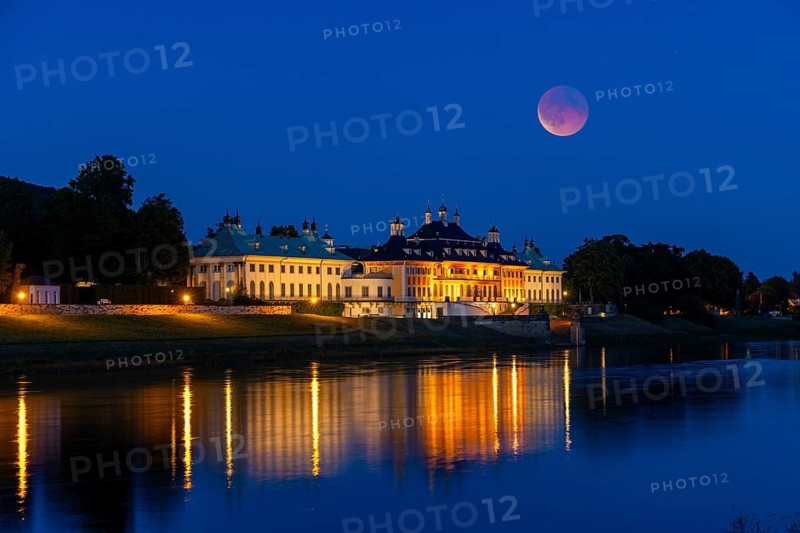 The Wasserpalais is reflected in the Elbe during the blue hour. A rare phenomenon could be observed in the sky on 7 September 2025: a total lunar eclipse. The Earth's shadow darkened the moon and coloured it blood red. This phenomenon is also known colloquially as the blood moon.sky, Dresden, Saxony, Germany