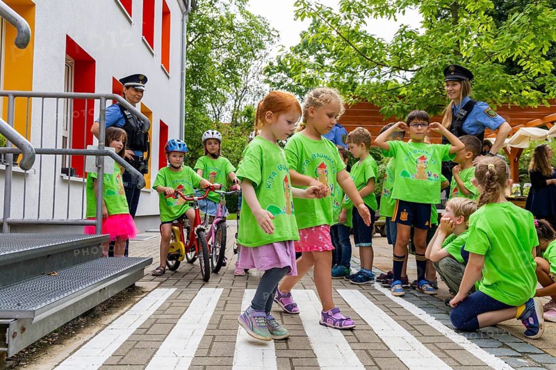The BAUMHAUS daycare centre in Dresden with its focus on nature education. However, the good transport links pose some complex challenges for the future schoolchildren. Through targeted exercises, role-playing games and joint walks with their teachers, the children can develop a feeling for safe behaviour on the streets. Once a year, community police officers teach the pre-school children the most important traffic rules in a playful way. The children are sensitised to assess dangers as independently and early as possible and to develop a certain mindfulness in road traffic. The official acceptance of the self-designed road markings in the outdoor area of the daycare centre by the Dresden police department, as well as the first driving manoeuvres in the area under the critical eyes of the police officers, was a great highlight for the children, Dresden, Saxony, Germany