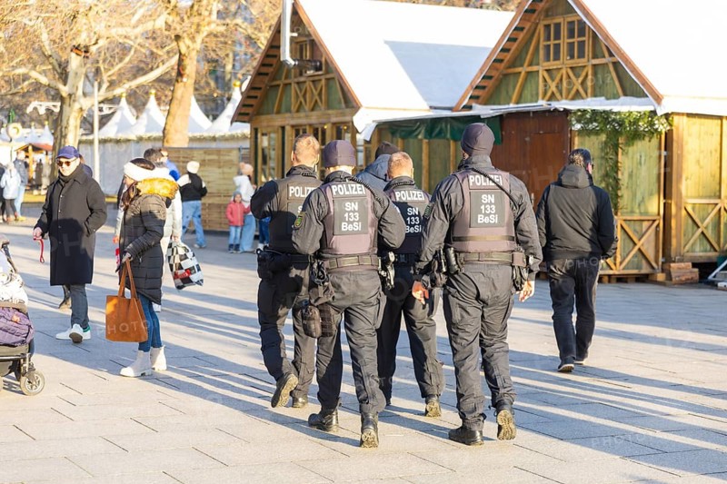 Increased police patrols at the Augustusmarkt on the main street in Dresden. After the attack in Magdeburg, security aspects are once again the focus of public interest. Riot police on patrol, Dresden, Saxony, Germany