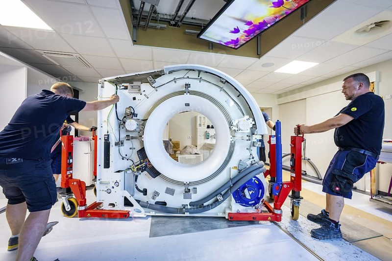 The OncoRay - National Centre for Radiation Research in Oncology today receives the world's first single-source photon-counting computed tomography (PCCT) in radiotherapy. This system counts every single X-ray photon that passes through the patient, enabling the acquisition of more detailed images with more anatomical and functional information. Until now, however, the procedure could only be used for immobile tumours, e.g. in the head or pelvis. This gap is now to be closed using the new PCCT technology. Siemens Healthineers introduced this fundamentally new CT detector technology in 2021, but until now it has only been used for diagnostic purposes in radiology. At the end of May this year, Siemens Healthineers launched the next generation of PCCT scanners, which are now also approved for radiotherapy. The world's first single-source photon-counting CT of this generation (NAEOTOM Alpha.Prime) is being used at OncoRay in a line of radiotherapy scanners