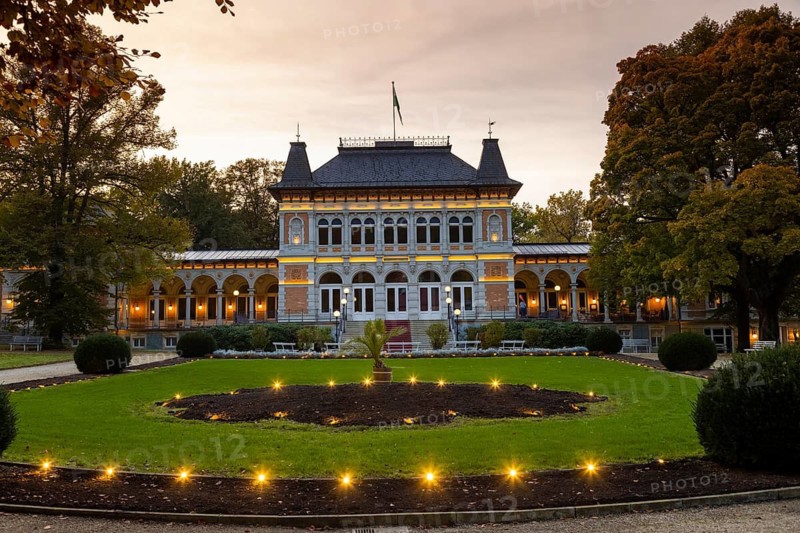 The Saxon State Spa Bad Elster has installed an impressive lighting system. A fascinating world of experience and lights in the Royal Gardens. The imposing architecture surrounded by masterful horticultural art and an illumination experience that is unique in Europe. Royal House of Culture Bad Elster