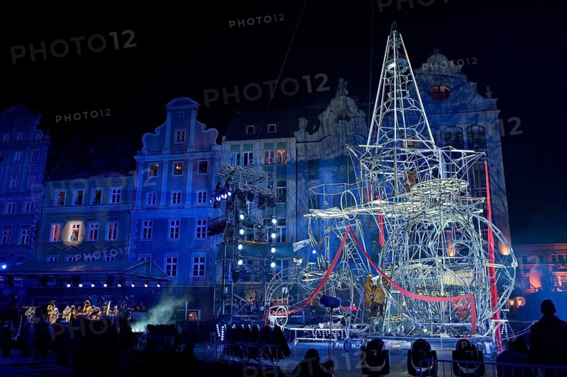 Wroclaw, Poland. 17th January, 2016. Opening weekend Wroclaw European Capital of Culture in 2016. Awakening - final opening ceremony during which in downtown meet 4 ghosts of the city