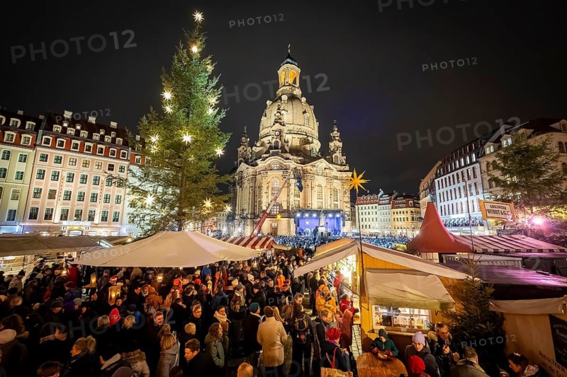 32nd Christmas Vespers and historic Christmas market on Neumarkt square in front of the Frauenkirche. According to the organisers, around 13, 000 people gathered for the traditional open-air vespers. Saxony's Protestant Bishop Tobias Bilz called for peace and humanity in his sermon. Dresden, Saxony, Germany