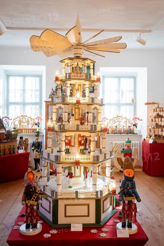 Traditionally, the doors to the Christmas exhibition at the LOHGERBER MUSEUM & GALLERY in Dippoldiswalde open on the Saturday in front of 1 Advent. They will all be there again: Nutcrackers, miners & angels, incense smokers, pyramids large and small. Pyramid by Herbert Jaster. Dippoldiswalde, Saxony, Germany